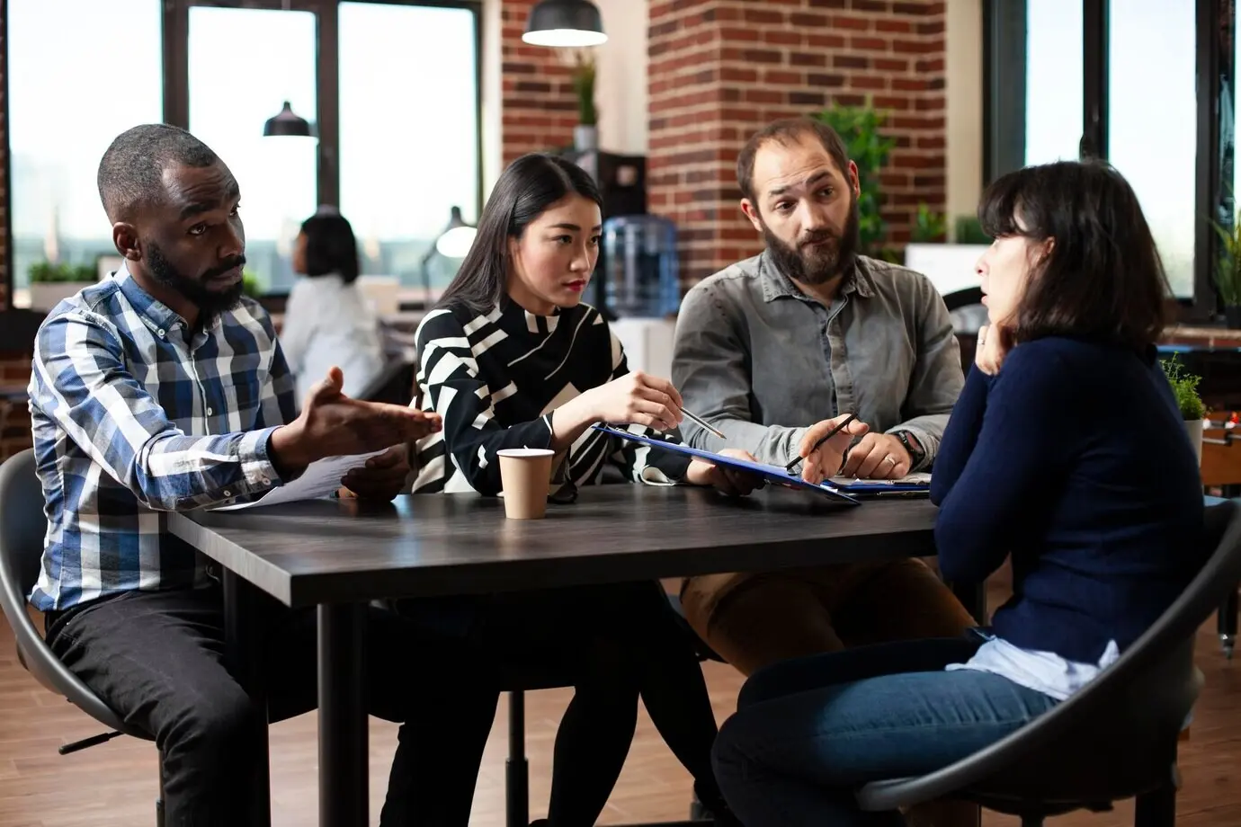 Das HR-Team führt ein Interview mit einer Bewerberin.