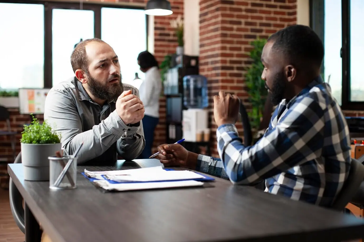 Schwarzer Recruiter spricht mit einem Kandidaten.