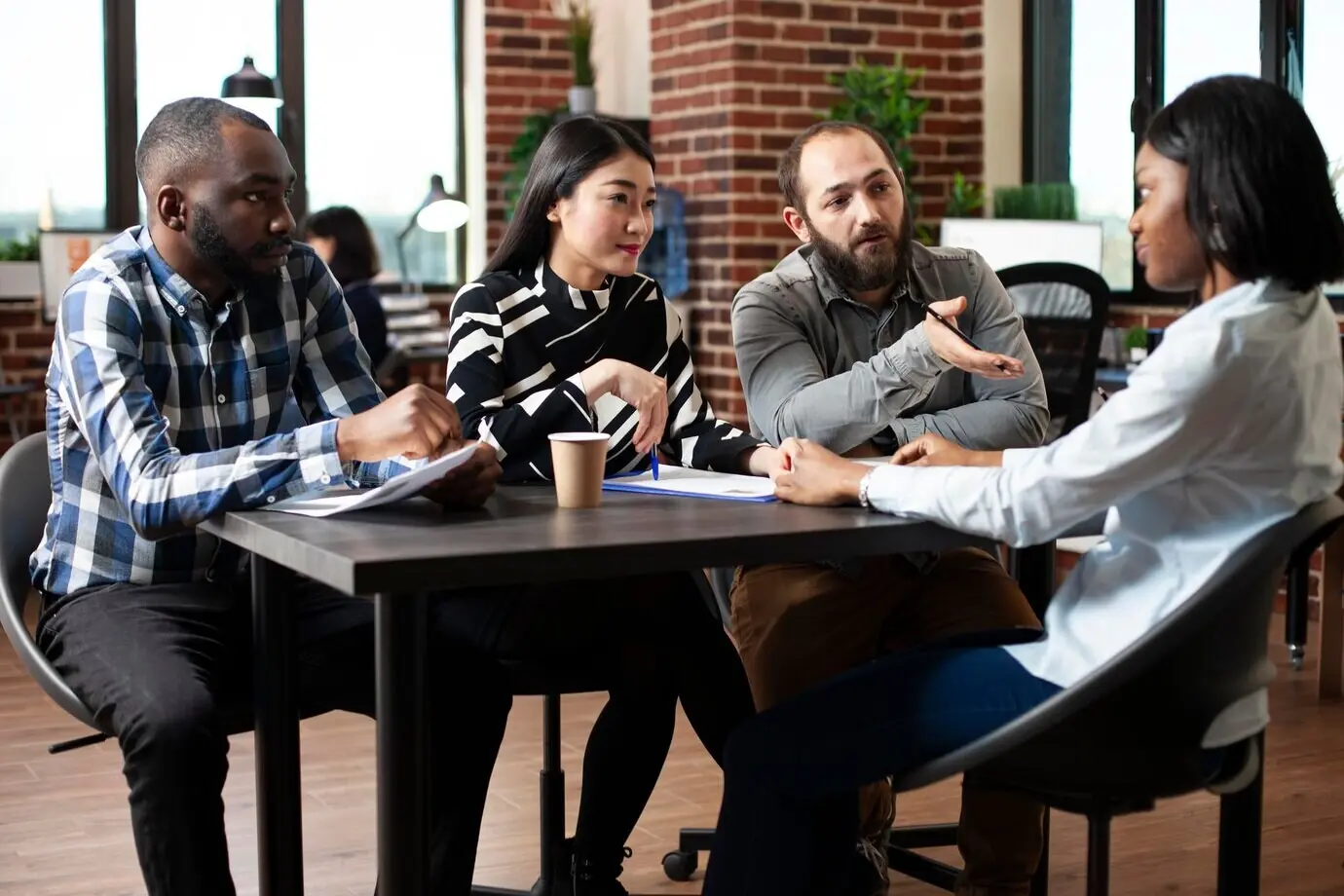Ein multirassiges HR-Team führt ein Vorstellungsgespräch mit einem Bewerber.