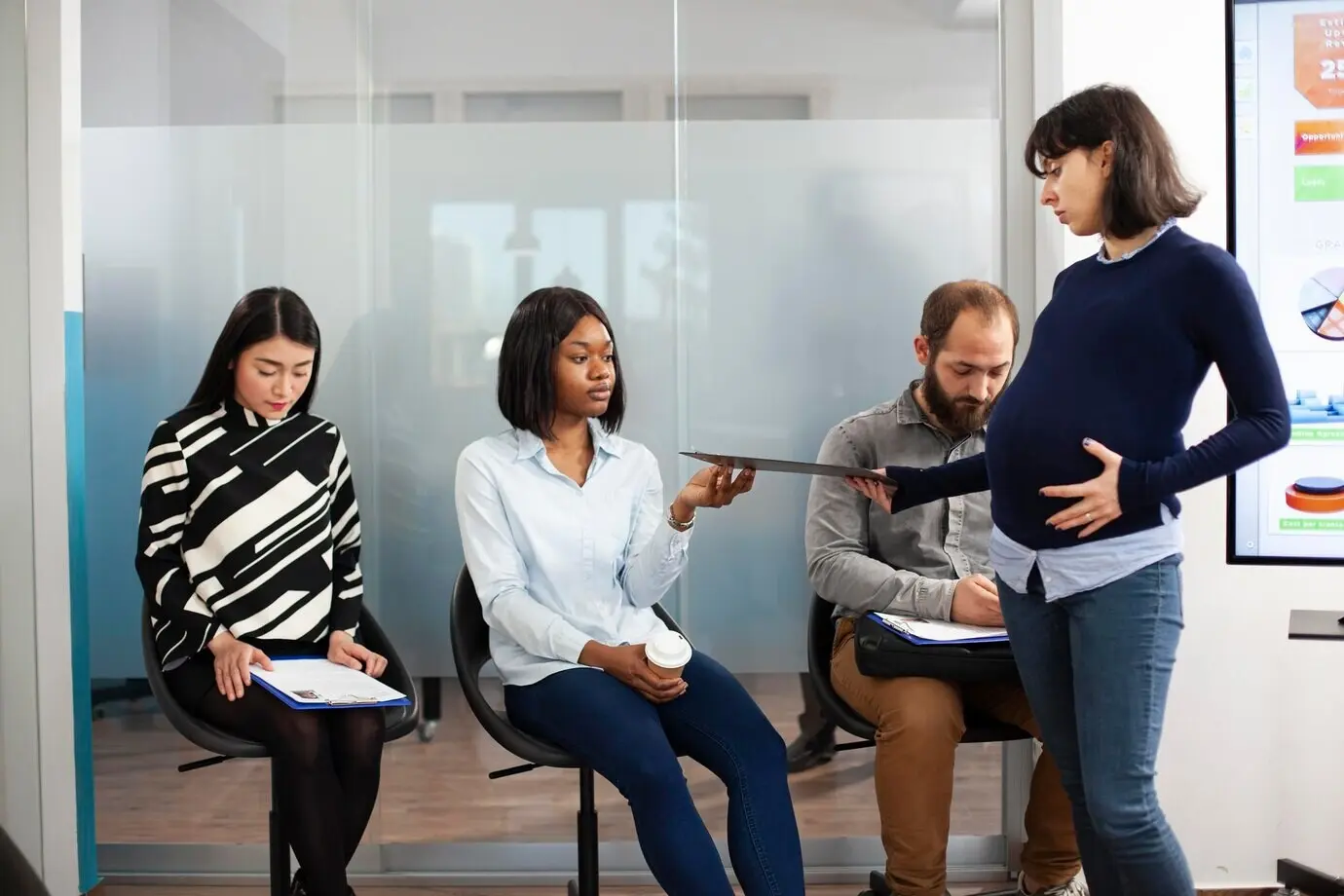 Schwangere Recruiterin sichtet einen Lebenslauf (CV)