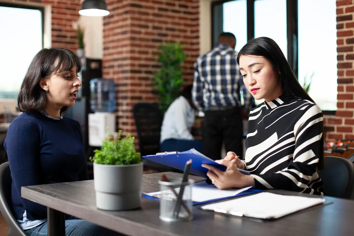 Asiatischer Recruiter sichtet eine Bewerbung um eine Stelle.