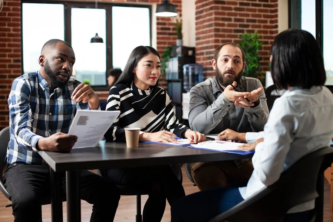 Recruiter prüfen den Lebenslauf einer Bewerberin.